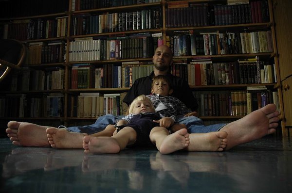 ОДИН ДЕНЬ ИЗ ЖИЗНИ МНОГОДЕТНОЙ СЕМЬИ.Захар Прилепин о проблемах демографического роста Утром мне ...