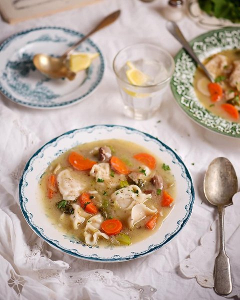 Варшавский суп с варениками .Ингредиенты:Вареники с мясом — 1 пачкаМорковь — 1 шт.Сельдерей ...