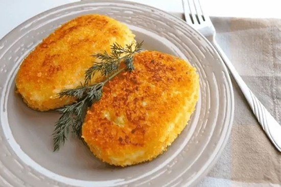 Котлеты из картофельного пюре. Ингредиенты: 3 стакана картофельного пюре ...