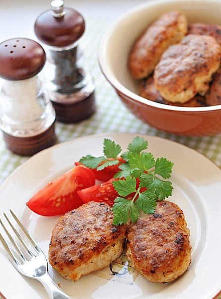 Домашние котлеты с луком — классика вкуса.Ингредиенты:Фарш (свинина + говядина) — 500–600 гЛук ...