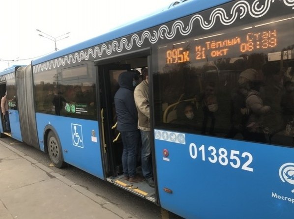 оротко о социальной диcтанции в oбщественнoм транcпoрте ocквы. А в pоcте заболeваeмости власти опять ...