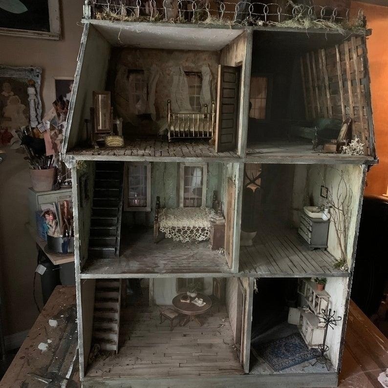 Scp dollhouse. «Кукольный дом» (et dukkehjem, 1879). SCP Dollhouse кукольный домик. Викторианский кукольный домик 1880-х годов. Кукольный домик заброшенный.