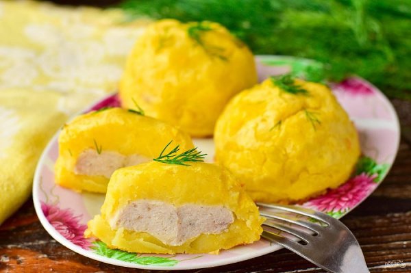 Пирожки из картофельного пюре с куриным фаршем.Ингредиенты: Картофель — 5 шт.Фарш куриный — 150 ...