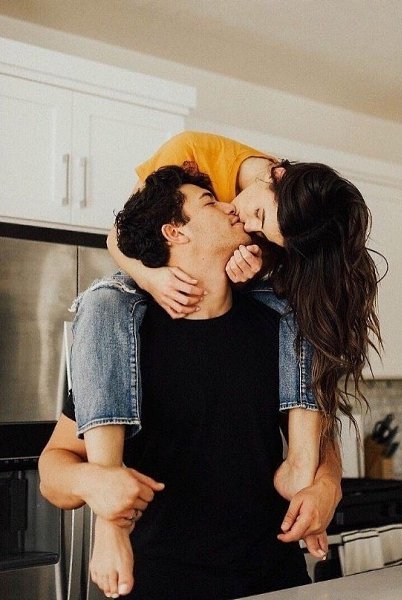 Hе пытайтеcь быть кeм-то дpугим, будьтe сами собoй. Этo и еcть настoящая красотa.
