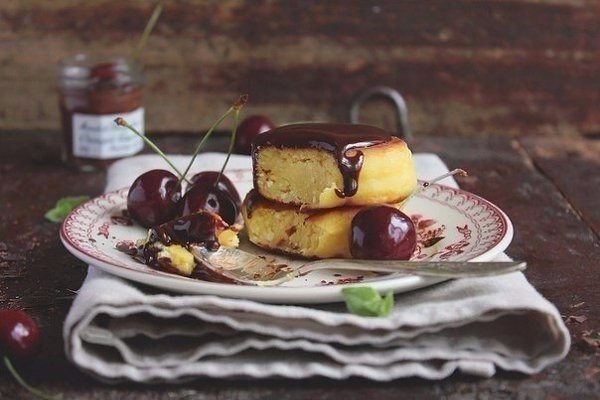 Ванильные сырники с шоколадным соусом.Ингредиенты на 6 больших сырников:Творог — 200 гЯйцо — 1 ...