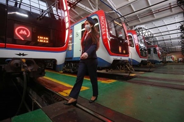 В московском метро запустили первые поезда с женщинами-машинистками. С января к работе приступили 12 ... - 4