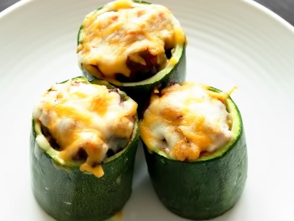 Мясные колечки из кабачков.На 100 грамм 54 ккал Б/Ж/У/ 6/2/3Ингредиенты:Кабачок — примерно 500 ...