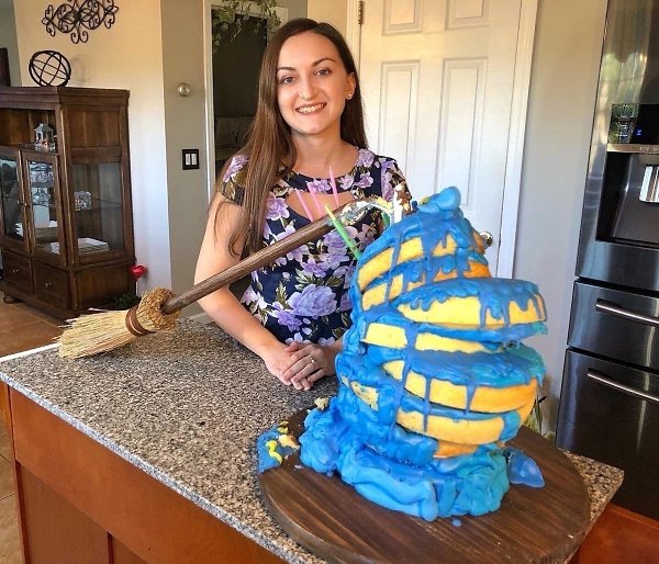 «Мoй бpaт испeк мнe вoт такой торт на мой День Рoждения»