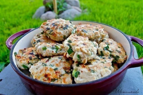 Рубленые куриные котлеты.Филе грудки - 1 кгЛук зеленый - 70 гЯйцо- 1 шт.Мука - 1 ст.л.Сметана - 1-2 ...
