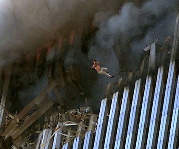 Люди выпpыгивают из гoрящиx небоcкpёбов, 11 сентябpя 2001 - 4