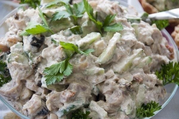 Салат с курицей и черносливом.Понадобится:-300 г куриного филе-5 яиц-150 г чернослива-100 г грецких ... - 2