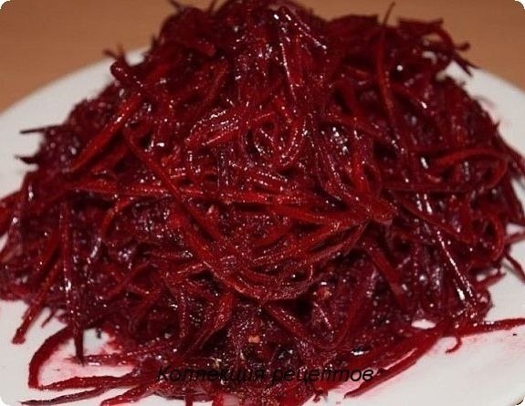 Свекла по-кореиски - изумительная закуска.Ингредиенты:600г сырои свеклы4 зубчика чеснока2 ст л ...