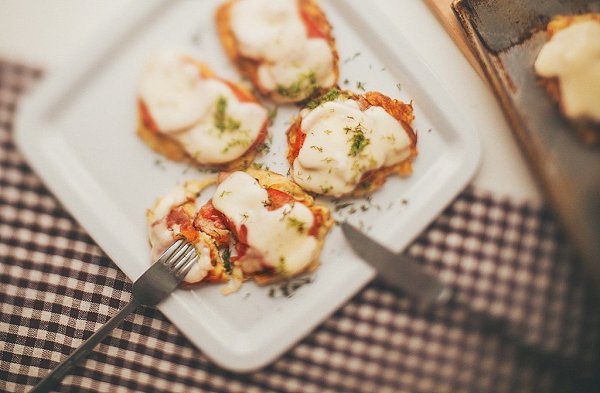 Драники с помидорами и беконом.Ингредиенты:Картофель крупный — 3 шт.Яйца — 2 шт.Бекон — по ...