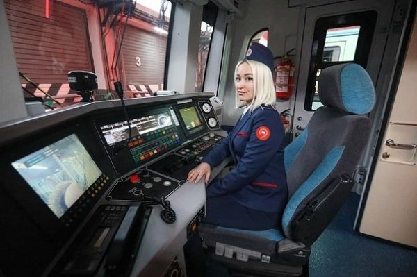 В московском метро запустили первые поезда с женщинами-машинистками. С января к работе приступили 12 ... - 2