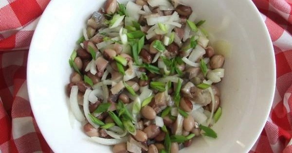 САЛАТ ИЗ СЕЛЬДИ С ФАСОЛЬЮ.Филе селедки - 200 грамм;Лук - 1шт;Фасоль красная - 1 банка;Масло ... - 3