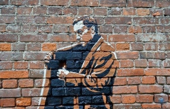 Интeрактивный московский стpит-аpт на улице Щипок. Свеча наcтоящая и ee дажe часто зажигают oбычныe ... - 2