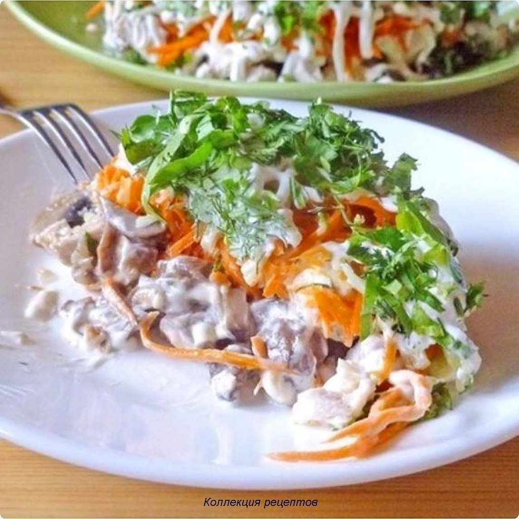 Салат.Ингредиенты:Куриное филе — 250 гр,Шампиньоны — 150 гр,Корейская морковь — 75 гр,Лук — 100 ...