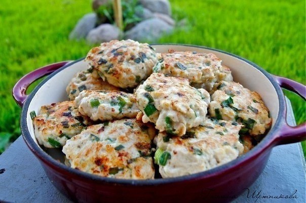 Рубленые куриные котлеты.Филе грудки - 1 кгЛук зеленый - 70 гЯйцо- 1 шт.Мука - 1 ст.л.Сметана - 1-2 ...