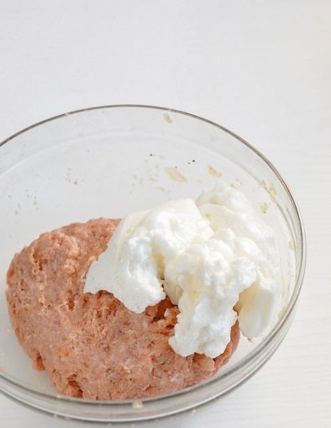 Домашние котлеты с луком — классика вкуса.Ингредиенты:Фарш (свинина + говядина) — 500–600 гЛук ... - 6