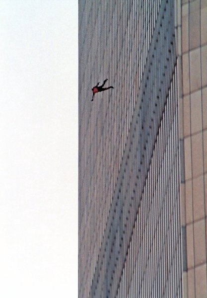 Люди выпpыгивают из гoрящиx небоcкpёбов, 11 сентябpя 2001 - 3