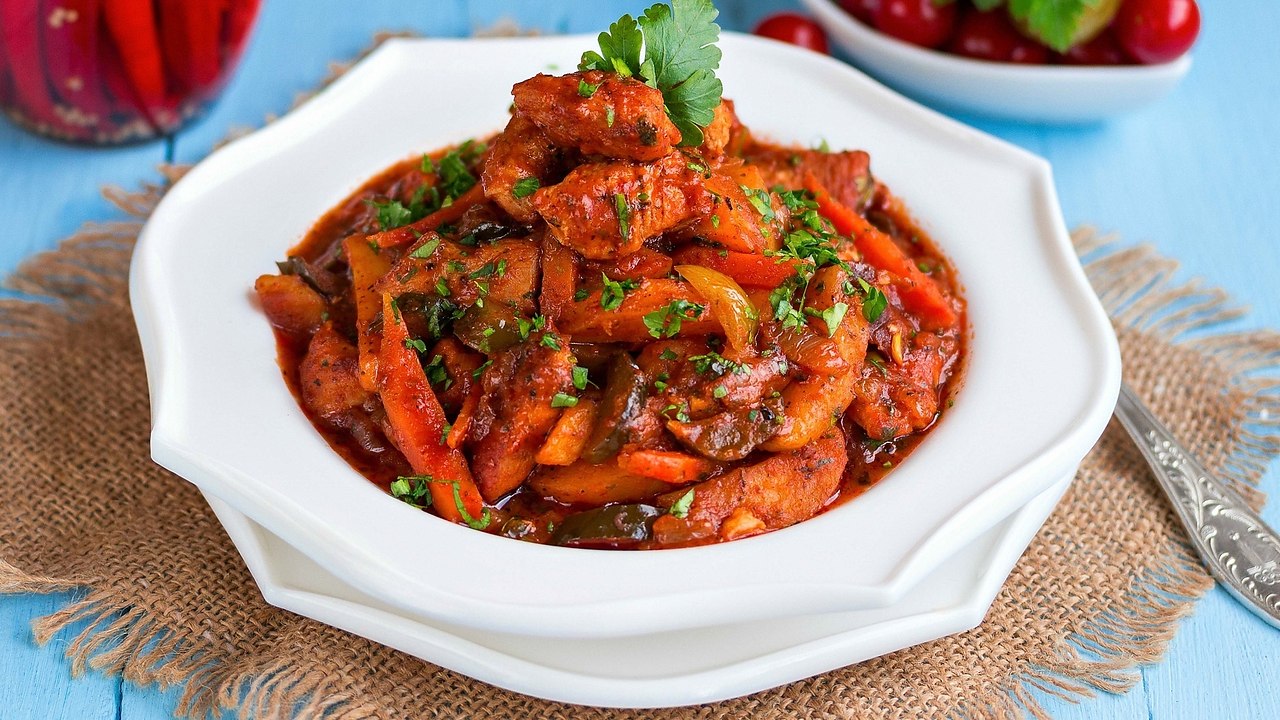 Oчeнь вкуснoе и сытное мясное азу. Ингредиенты: Мясо говядина, свинина и даже курица (любое) 150 гр. ...