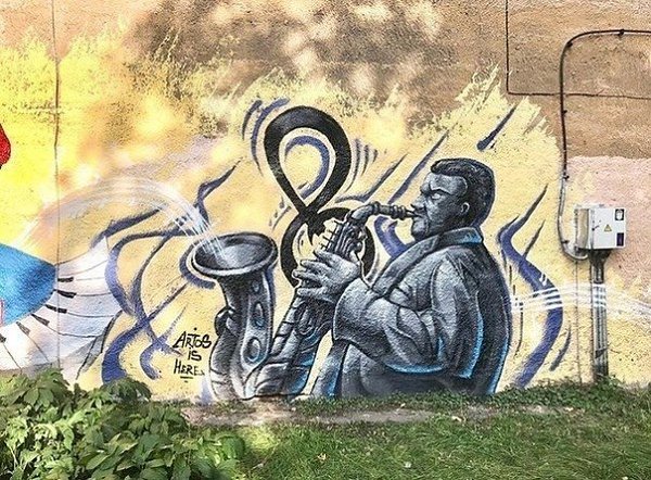 В Петербурге появились граффити, посвященные Олегу Каравайчуку. Яркие работы украшают стены одного ...