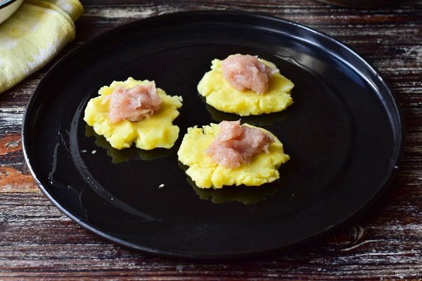 Пирожки из картофельного пюре с куриным фаршем.Ингредиенты: Картофель — 5 шт.Фарш куриный — 150 ... - 3