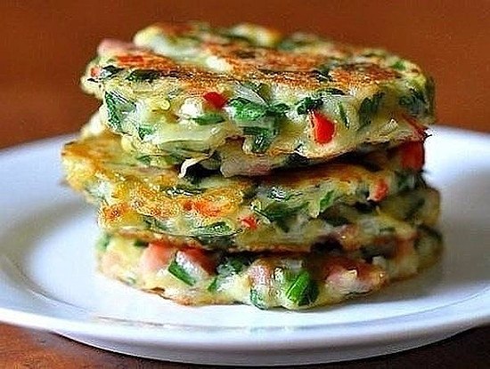 Дранички с ветчиной, сыром и зеленью. Ингредиенты: Картофель — 6 шт. Лук — ...