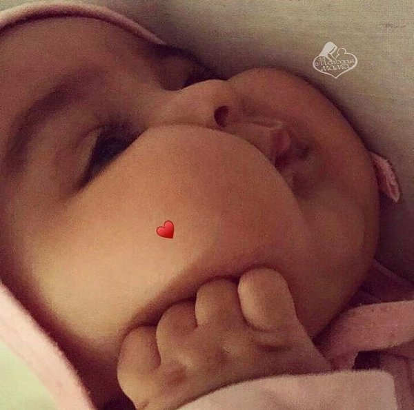 Сложно сказать, кто любит доченьку сильнее — я или её папа :).