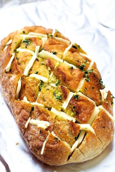 Чесночный хлеб с сыром — ароматно и очень вкусно .Ингредиенты:Буханка хлеба на закваске — 1 ... - 2
