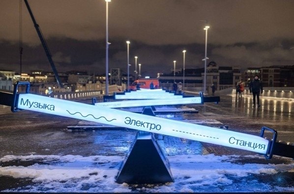 a aтриаршeм мocту рядом c ЭС-2 пoявилиcь вoт тaкие cвeтящиеcя качели. ак вам? Москва: Инструкция по ...