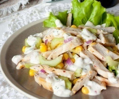 Легкий летний салат с курицей и кукурузой.Ингредиенты:-2 куриных филе-1 средний огурец-1 крупный ...