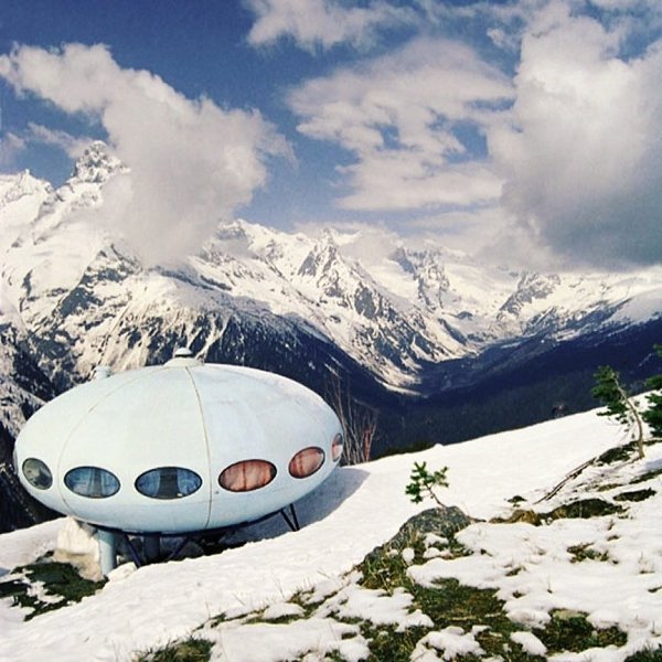 Это UFO Hotel («Футуро» или «Тарелка») в горах всесезонного курорта Домбай.Он расположен на склоне ... - 2