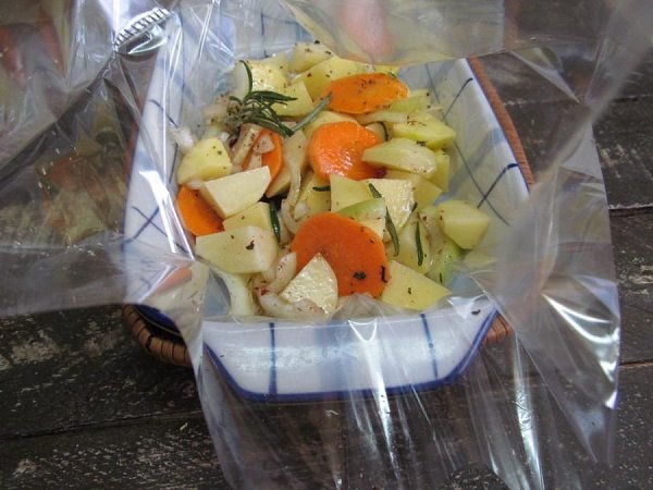 Курица с картошкой в духовке.Ингредиенты:Куриный окорочок — 1 шт.Картофель — 4–6 шт.Лук репчатый — 1 ... - 5