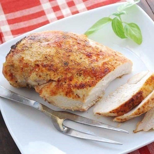 Буженина из куриной грудки.На 100 г: 128.66 ккалИнгредиенты:Куриная грудка — 1 шт.Оливковое масло — ...
