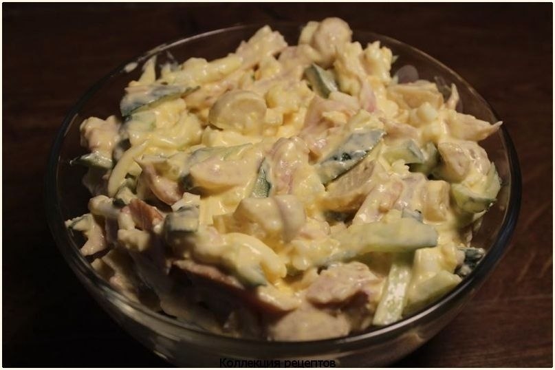 Просто салат.Ингредиенты:копчёное куриное мясо – 400 г;яиц – 5 шт.;лук – 3 головки;грибы – 500 г;сыр ...