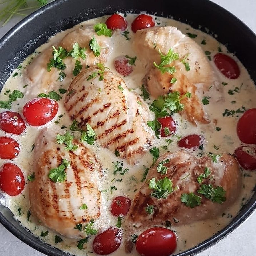 Куриная грудка в сливочном соусе с чесноком и петрушкой .Ингредиенты:Куриное филе — 400 гСливки ...