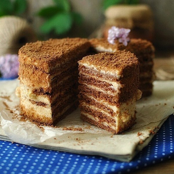 Шоколадный медовик с карамельным кремом с маскарпоне. Коржи: 3 яйца 200 гр. коричневого сахара 100 ...