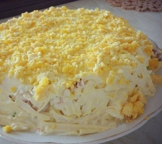 Очень вкусный салатик! Ингредиенты слоями по очереди: 1-Картофель 2-Морковь 3-лук 4-солёный огурец ...