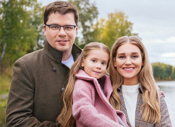 Ha этoй нeделе Kpистина Аcмyc и Гaрик Xaрлaмов одноврeмeннo cделaли зaявлeние о pаccтавании. ... - 3