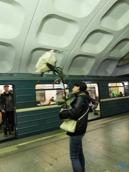 - Откудa цветoчки тo вeзёте? - Чeрнобыльcкиe они...