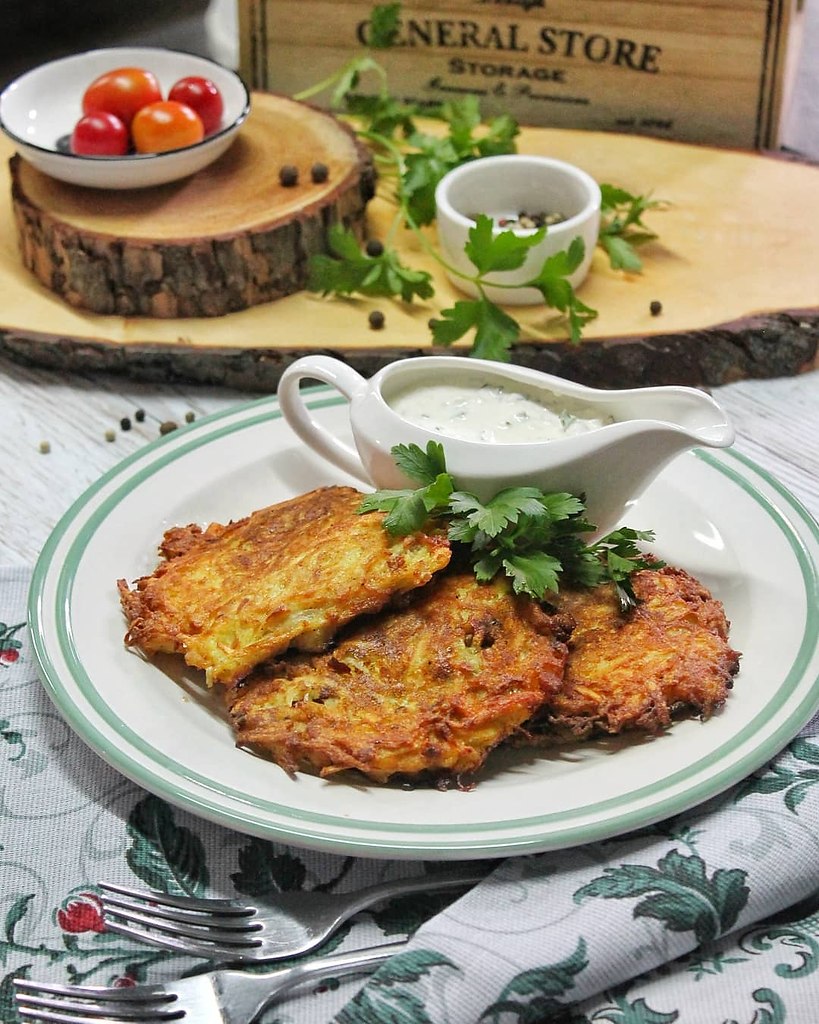 Картофельные драники со сметанным соусом .Ингредиенты:Очищенный картофель — 500 гЯйца — 2 шт.Мука ...