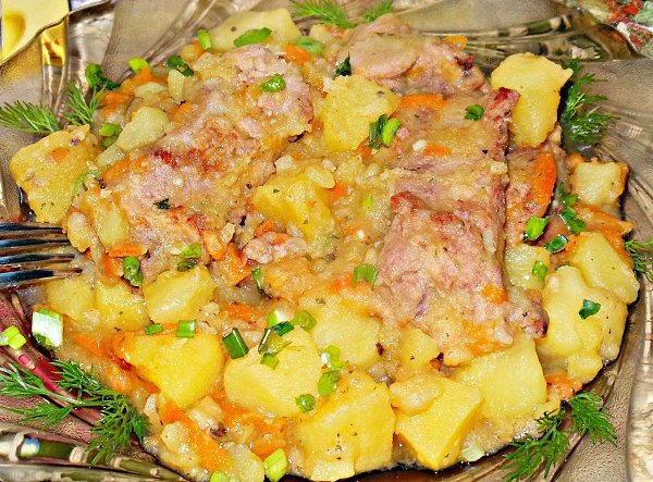 Тушёная картошка с рёбрышками.Автор: Наталья КондратюкИнгредиенты: Рёбрышки свиные - 1 кг Картофель ...