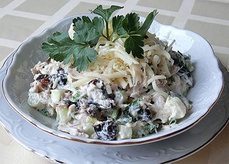 Салат с курицей и черносливом.Понадобится:-300 г куриного филе-5 яиц-150 г чернослива-100 г грецких ... - 3