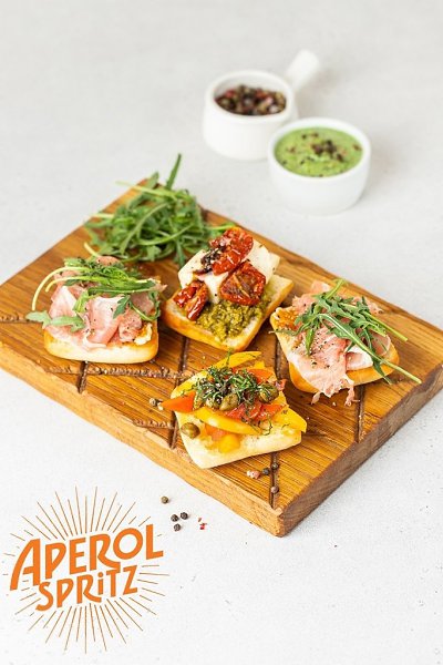 Что предложить друзьям на легкий летний аперитив? Конечно же яркий Aperol Spritz и легкие ...
