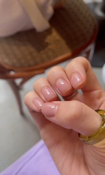 Каждый месяц я плачу деньги за то, чтобы мои волосы покрасили в цвет моих волос, а мои ногти - в ... - 2