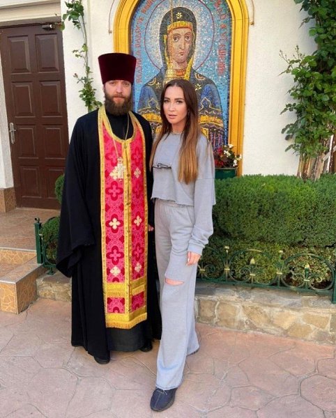 Вот в таком виде Бузова пришла в храм. Как думаете, такой внешний вид адекватен? Многие прихожане ... - 2