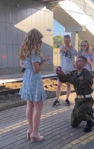 Девушка дождалась любимого из армии, и он сделал ей предложение! - 2