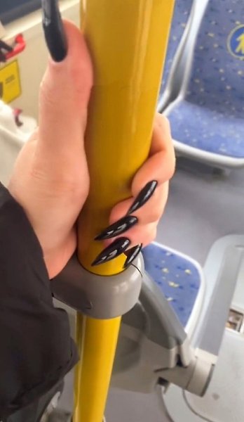 Точно так я езжу в транспорте когда с маникюром и без - 2