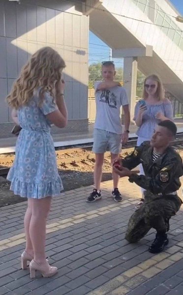 Девушка дождалась любимого из армии, и он сделал ей предложение!